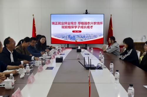 公司党委委员、统战部部长赵龙刚为BETWAY必威师生讲授就业思政课